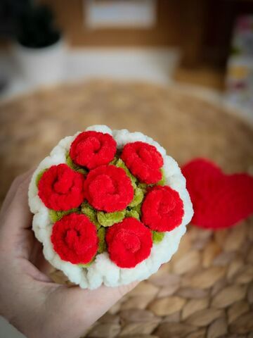 Вязаный набор-подарок 2в1: плюшевый букетик и брелок сердце, красный, изображение 5