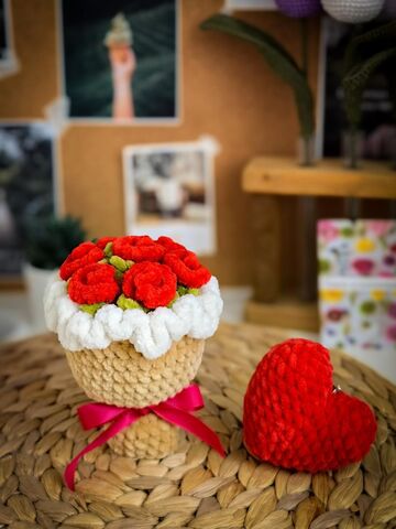 Вязаный набор-подарок 2в1: плюшевый букетик и брелок сердце, красный, изображение 4