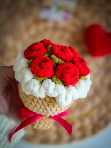 Вязаный набор-подарок 2в1: плюшевый букетик и брелок сердце, красный, изображение 3