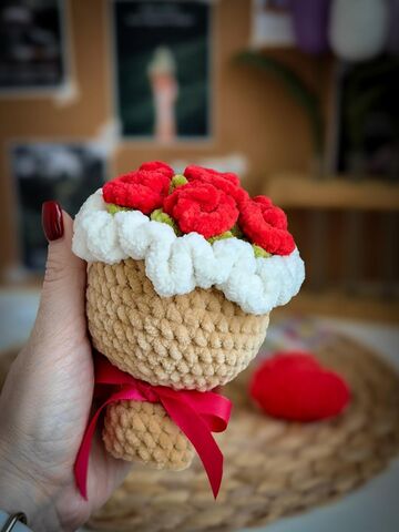 Вязаный набор-подарок 2в1: плюшевый букетик и брелок сердце, красный, изображение 2