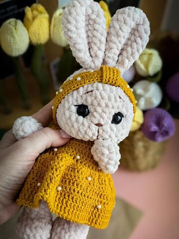 Вязаная зайка в платье с бусинами, изображение 3