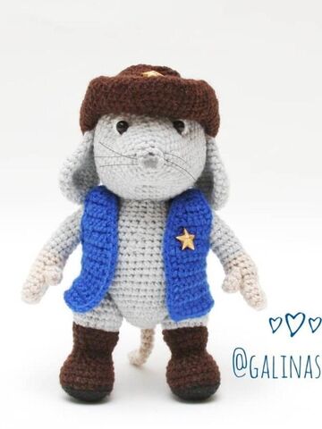 Вязаная игрушка Мышонок шериф
