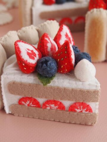 Игрушечный торт с клубникой "Шарлотта", изображение 2