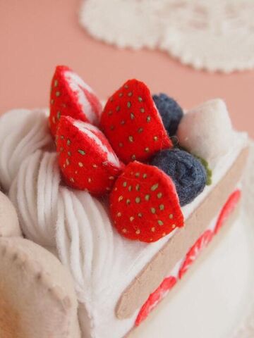 Игрушечный торт с клубникой "Шарлотта", изображение 4