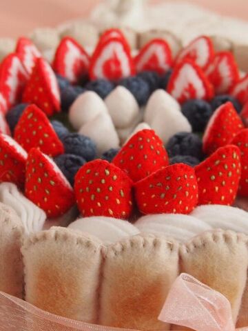 Игрушечный торт с клубникой "Шарлотта", изображение 5