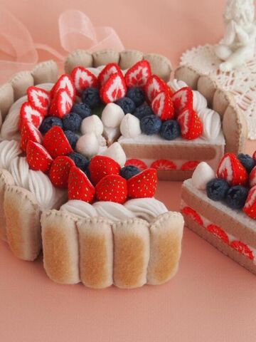 Игрушечный торт с клубникой "Шарлотта", изображение 6