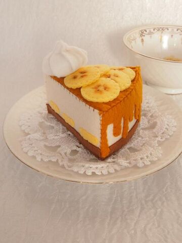 Торт из фетра игрушечный с бананом и карамелью