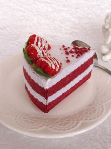 Торт из фетра Красный бархат с клубникой