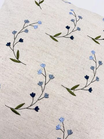 Наволочка декоративная с вышивкой Голубые цветы, изображение 3