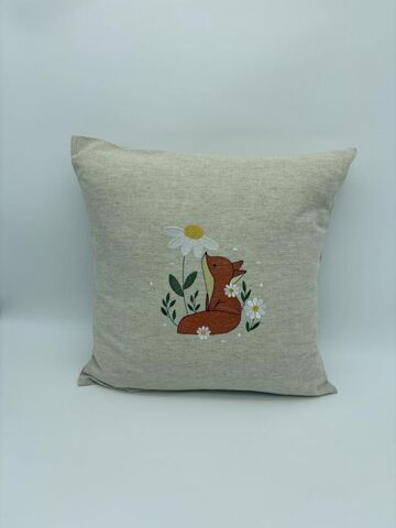 Наволочка декоративная с вышивкой Лисенок с ромашкой