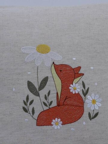 Наволочка декоративная с вышивкой Лисенок с ромашкой, изображение 2