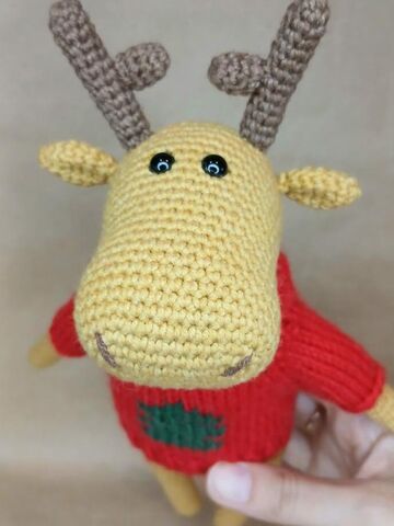 Вязаная игрушка Лось в свитере, изображение 3