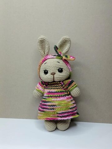 Вязаная игрушка Зайка в цветном платье, изображение 4