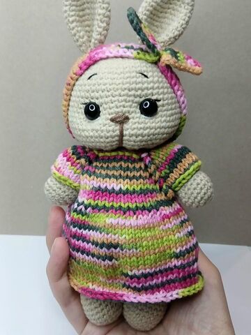 Вязаная игрушка Зайка в цветном платье