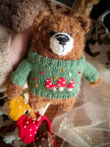 Игрушка Мишка вязаный, 17-18 см, в кофте с мухоморами, изображение 5