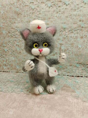 Котик доктор, врач, вязаная игрушка сувенир.