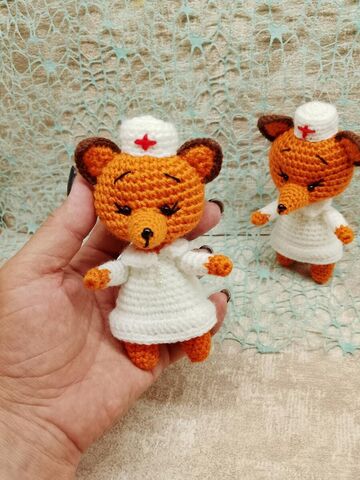 Вязаная игрушка сувенир лисичка