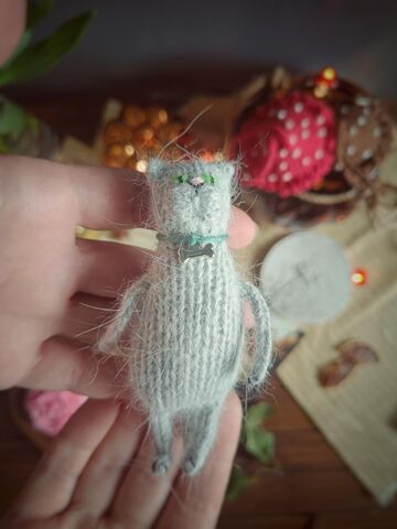 Игрушка Котик вязаный, брелок, обвес 10-11 см, светло-серый с косточкой, ручная работа, сувенир, изображение 7