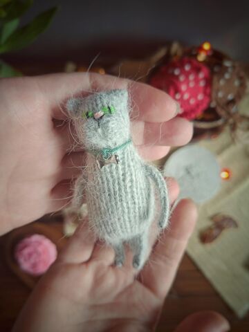 Игрушка Котик вязаный, брелок, обвес 10-11 см, светло-серый с косточкой, ручная работа, сувенир, изображение 8