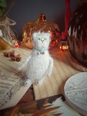 Игрушка Котик вязаный, брелок, обвес 10-11 см, светло-серый с косточкой, ручная работа, сувенир, изображение 2