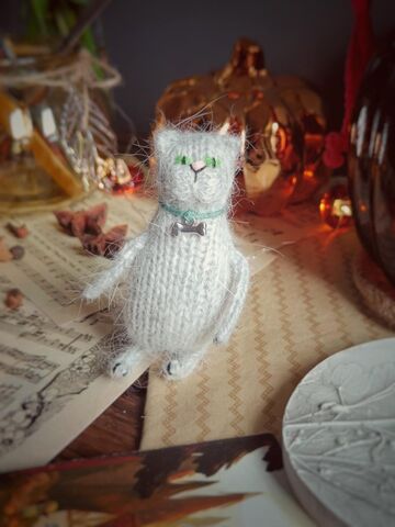 Игрушка Котик вязаный, брелок, обвес 10-11 см, светло-серый с косточкой, ручная работа, сувенир, изображение 13