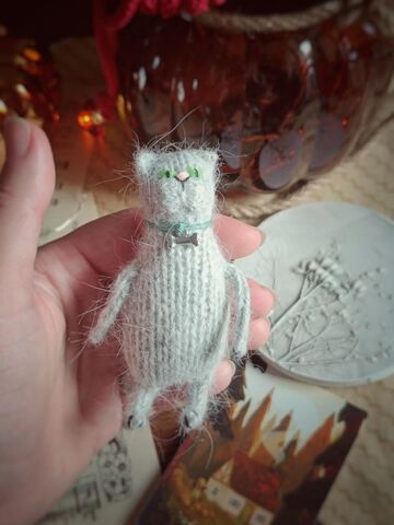 Игрушка Котик вязаный, брелок, обвес 10-11 см, светло-серый с косточкой, ручная работа, сувенир, изображение 3