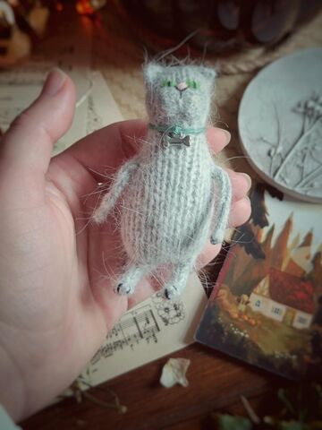 Игрушка Котик вязаный, брелок, обвес 10-11 см, светло-серый с косточкой, ручная работа, сувенир, изображение 14