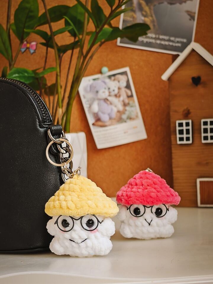 Мягкий вязаный брелок Грибочек, желтый, крупно