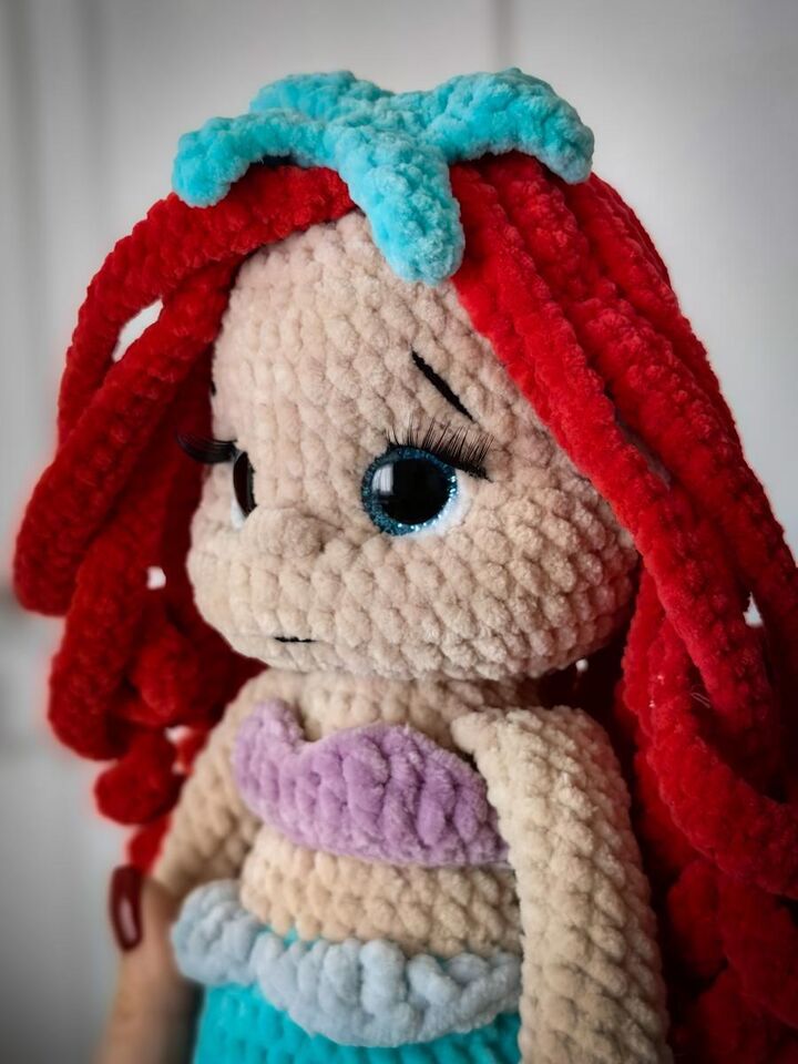 Вязаная игрушка русалочка