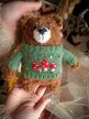 Игрушка Мишка вязаный, 17-18 см, в кофте с мухоморами